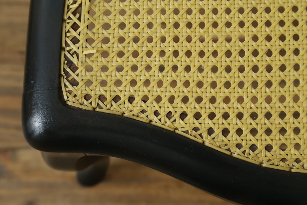 中古　柔らかな曲線を描くデザインが目を惹くバルーンバックダイニングチェア　(R-078183)