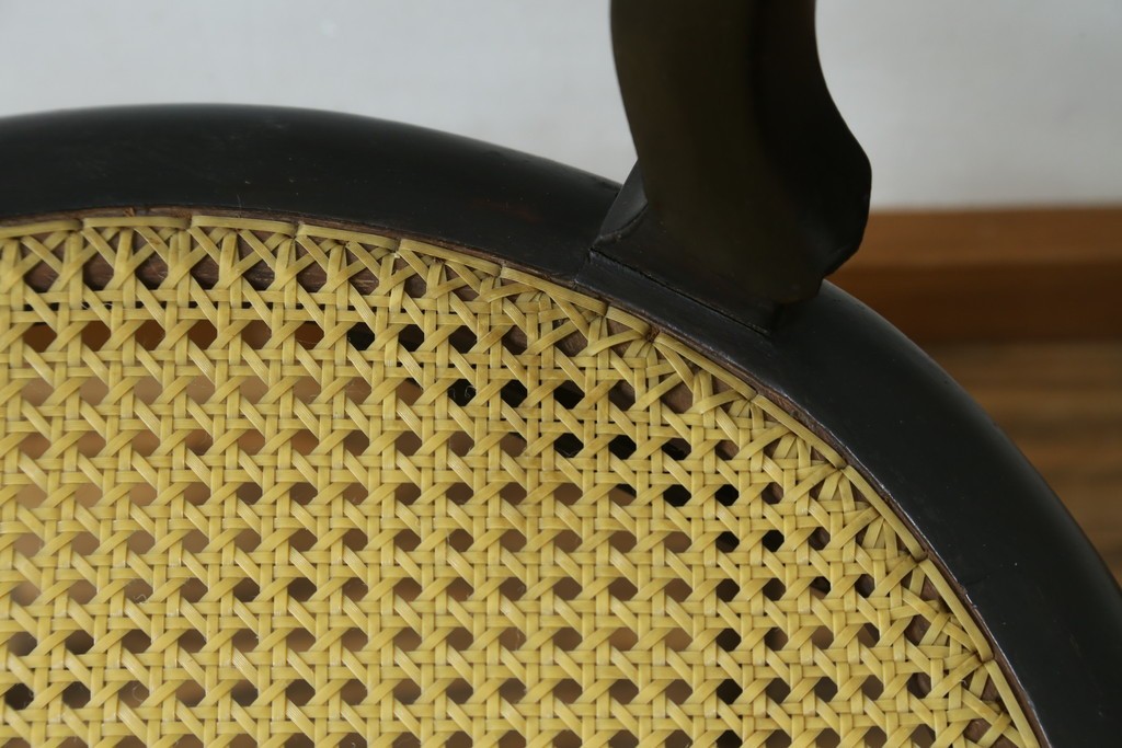 中古　柔らかな曲線を描くデザインが目を惹くバルーンバックダイニングチェア　(R-078183)