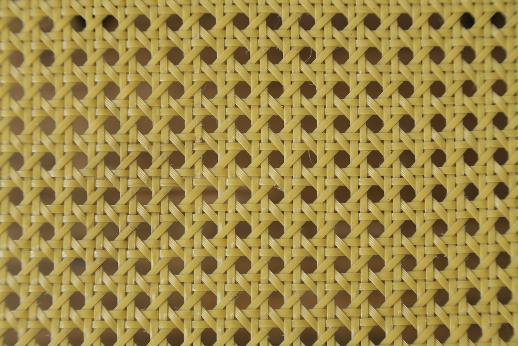 中古　柔らかな曲線を描くデザインが目を惹くバルーンバックダイニングチェア　(R-078183)