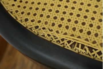 中古　柔らかな曲線を描くデザインが目を惹くバルーンバックダイニングチェア　(R-078183)