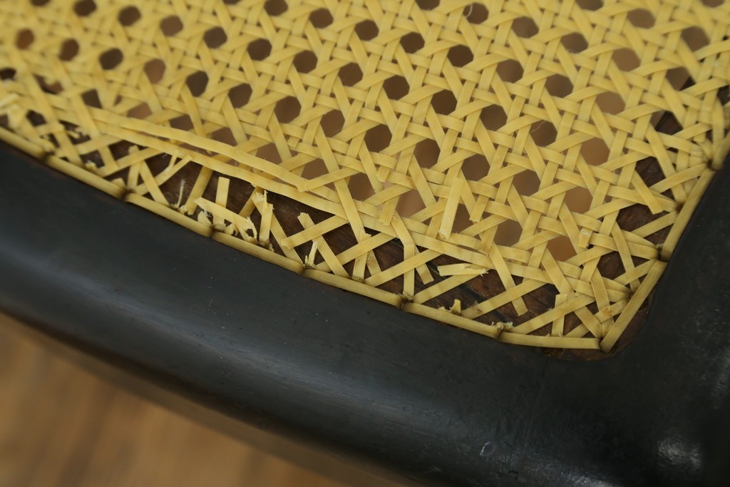 中古　柔らかな曲線を描くデザインが目を惹くバルーンバックダイニングチェア　(R-078183)