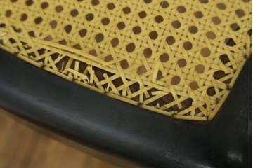 中古　柔らかな曲線を描くデザインが目を惹くバルーンバックダイニングチェア　(R-078183)