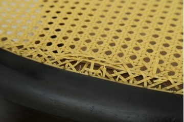 中古　柔らかな曲線を描くデザインが目を惹くバルーンバックダイニングチェア　(R-078183)