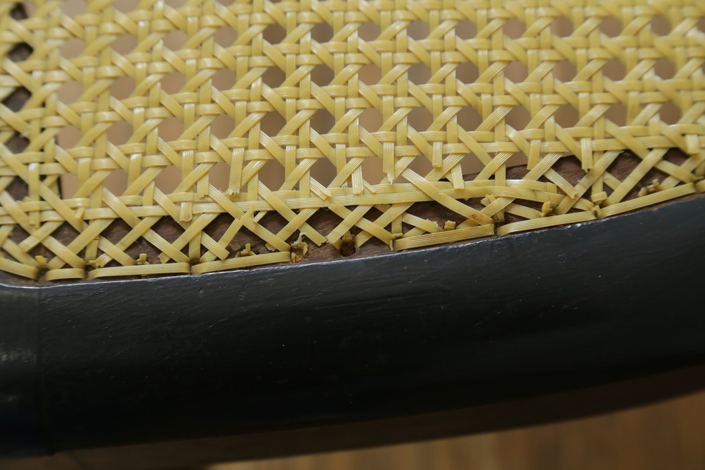 中古　柔らかな曲線を描くデザインが目を惹くバルーンバックダイニングチェア　(R-078183)