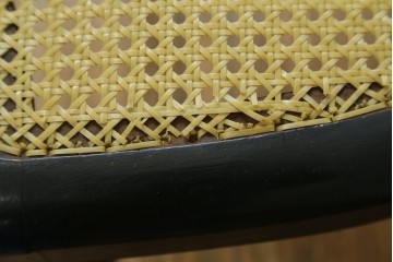 中古　柔らかな曲線を描くデザインが目を惹くバルーンバックダイニングチェア　(R-078183)