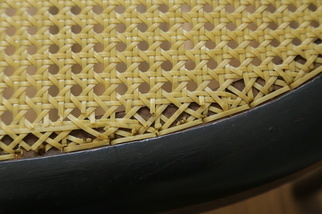 中古　柔らかな曲線を描くデザインが目を惹くバルーンバックダイニングチェア　(R-078183)