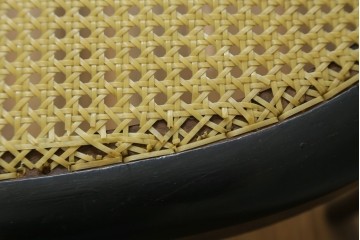 中古　柔らかな曲線を描くデザインが目を惹くバルーンバックダイニングチェア　(R-078183)