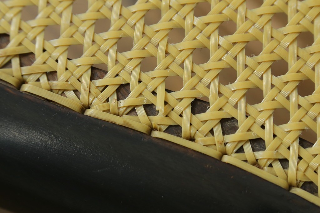 中古　柔らかな曲線を描くデザインが目を惹くバルーンバックダイニングチェア　(R-078183)