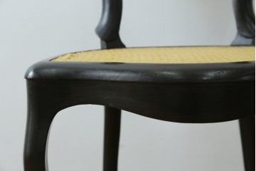 中古　柔らかな曲線を描くデザインが目を惹くバルーンバックダイニングチェア　(R-078183)