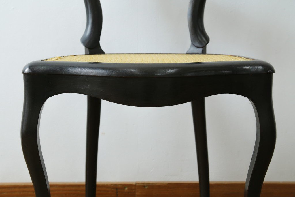 中古　柔らかな曲線を描くデザインが目を惹くバルーンバックダイニングチェア　(R-078183)