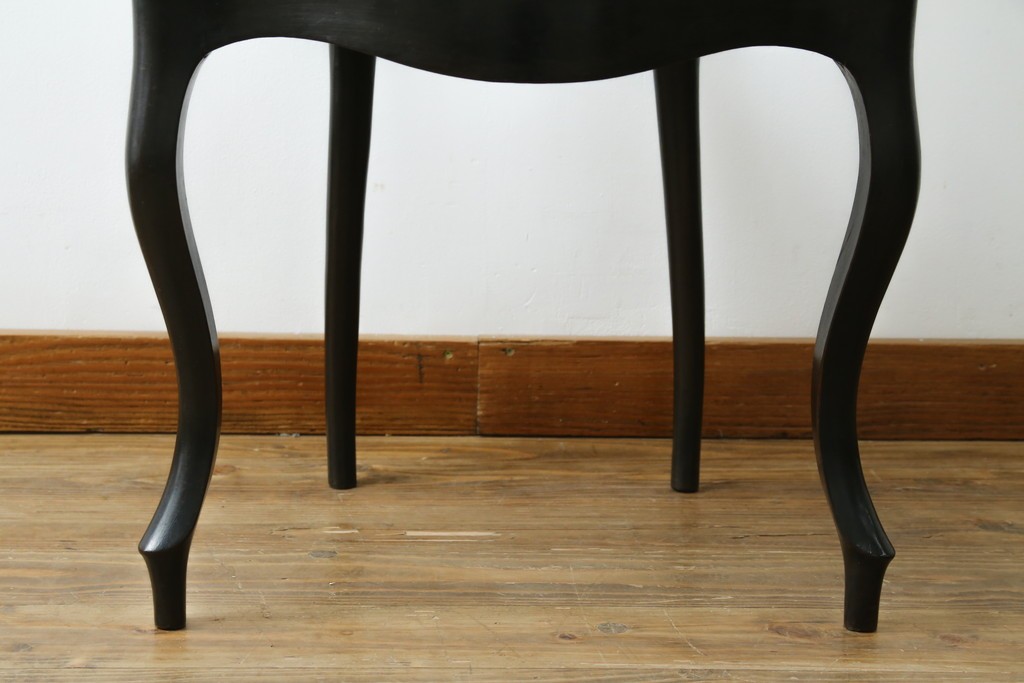 中古　柔らかな曲線を描くデザインが目を惹くバルーンバックダイニングチェア　(R-078183)