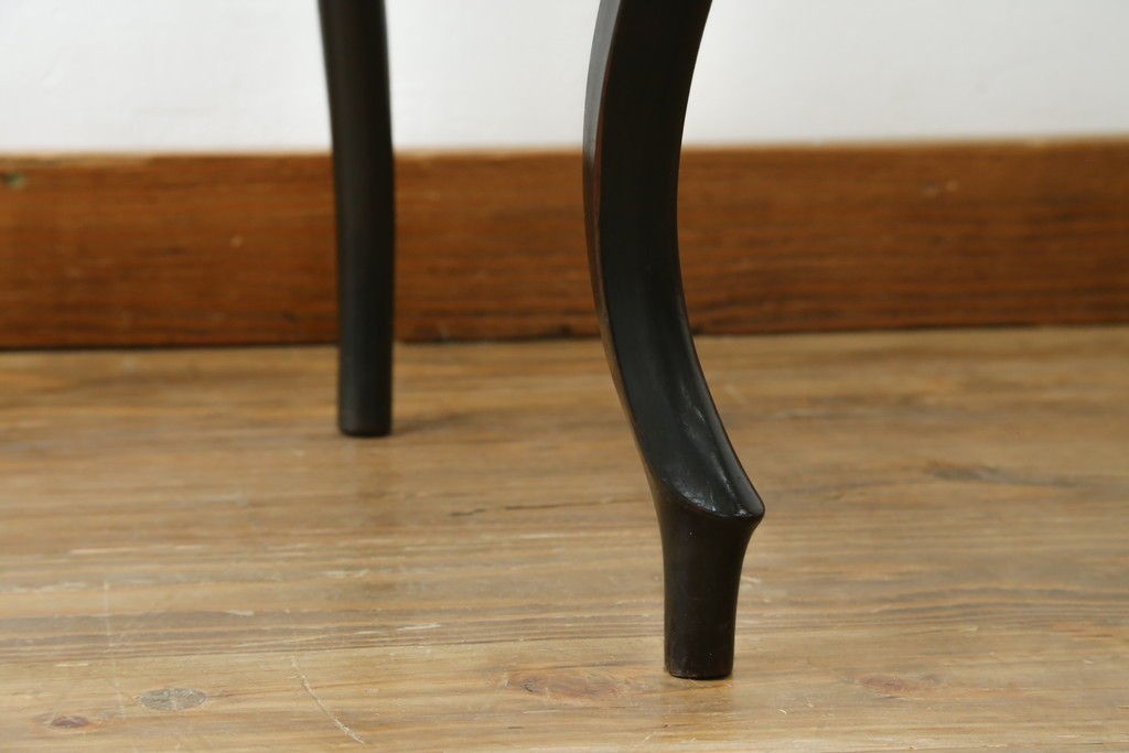 中古　柔らかな曲線を描くデザインが目を惹くバルーンバックダイニングチェア　(R-078183)