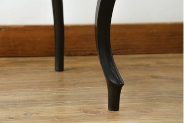 中古　柔らかな曲線を描くデザインが目を惹くバルーンバックダイニングチェア　(R-078183)