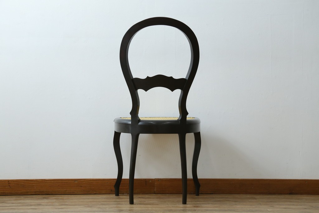 中古　柔らかな曲線を描くデザインが目を惹くバルーンバックダイニングチェア　(R-078183)