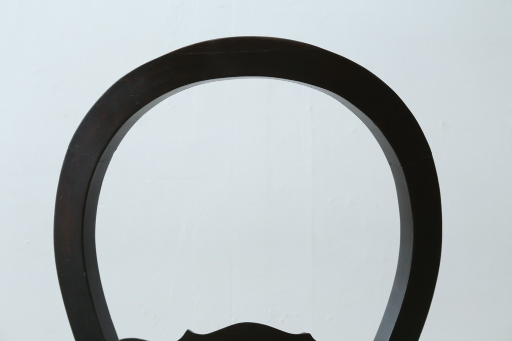 中古　柔らかな曲線を描くデザインが目を惹くバルーンバックダイニングチェア　(R-078183)