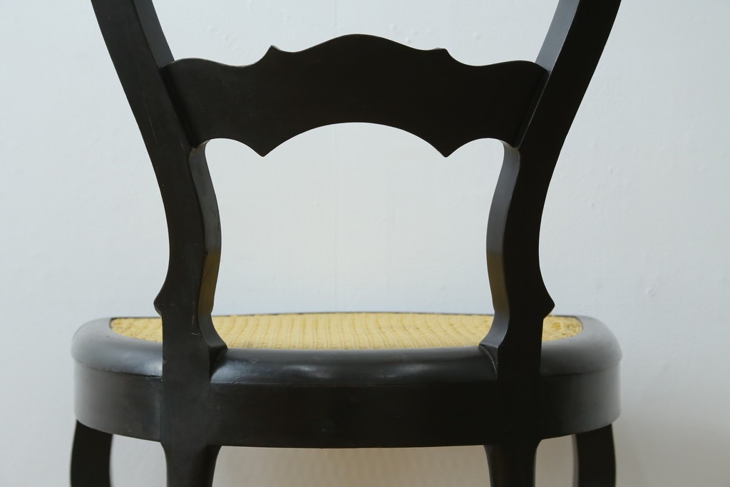 中古　柔らかな曲線を描くデザインが目を惹くバルーンバックダイニングチェア　(R-078183)