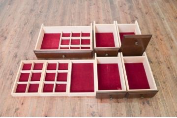 中古　美品　カリモク家具(karimoku)　domani(ドマーニ)　QUEENS　LIFE(クイーンズライフ)　クラシカルな佇まいが目を惹くドレッサー(鏡台、化粧台、ミラー、引き出し)(R-078186)