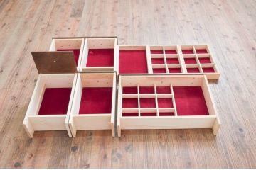 中古　美品　カリモク家具(karimoku)　domani(ドマーニ)　QUEENS　LIFE(クイーンズライフ)　クラシカルな佇まいが目を惹くドレッサー(鏡台、化粧台、ミラー、引き出し)(R-078186)