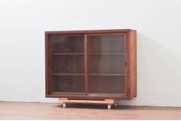 和製アンティーク　木のぬくもりが感じられるシンプルな収納棚(サイドキャビネット、ガラス戸棚、ガラスケース、食器棚、収納棚、ブックケース、本箱)(R-078187)