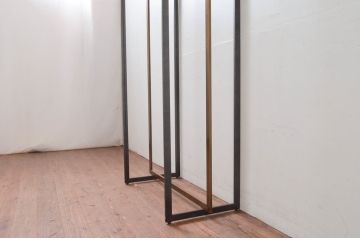 中古　美品!!　直線的なデザインがスタイリッシュなアパレル用ハンガーラック(ポールハンガー、洋服掛け、コート掛け、店舗什器)(R-078195)