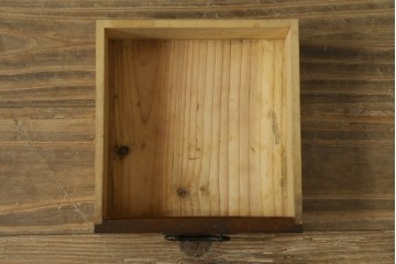 和製アンティーク　前面楓(カエデ)材の小振りな茶箪笥　(R-078216)