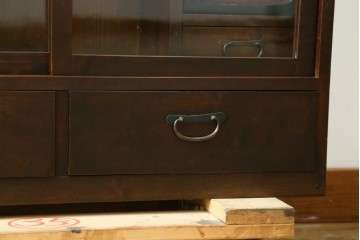 和製アンティーク　前面楓(カエデ)材の小振りな茶箪笥　(R-078216)