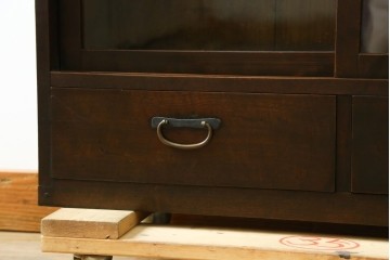 和製アンティーク　前面楓(カエデ)材の小振りな茶箪笥　(R-078216)