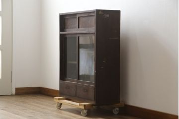 和製アンティーク　前面楓(かえで)材の小振りな茶箪笥(茶棚、サイドキャビネット、サイドボード、収納棚、戸棚)(R-078216)
