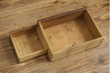 和製アンティーク　前面楓(かえで)材の小振りな茶箪笥(茶棚、サイドキャビネット、サイドボード、収納棚、戸棚)(R-078216)