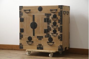和製アンティーク　前面桐材　自然な明るい木の色味が魅力的な観音扉付き小箪笥(収納箪笥、整理箪笥、時代箪笥、引き出し)(R-078217)
