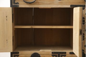 和製アンティーク　前面桐材　自然な明るい木の色味が魅力的な観音扉付き小箪笥(収納箪笥、整理箪笥、時代箪笥、引き出し)(R-078217)