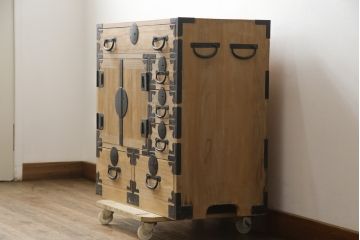 和製アンティーク　前面桐材　自然な明るい木の色味が魅力的な観音扉付き小箪笥(収納箪笥、整理箪笥、時代箪笥、引き出し)(R-078217)