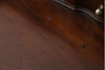 中古　海外輸入家具　マホガニー材　クラシカルな佇まいが魅力的なアンティーク調のデスク(ワークデスク、机、在宅用、在宅ワーク用)(R-078218)