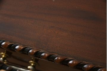 中古　海外輸入家具　マホガニー材　クラシカルな佇まいが魅力的なアンティーク調のデスク(ワークデスク、机、在宅用、在宅ワーク用)(R-078218)