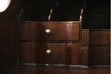 中古　海外輸入家具　マホガニー材　クラシカルな佇まいが魅力的なアンティーク調のデスク(ワークデスク、机、在宅用、在宅ワーク用)(R-078218)