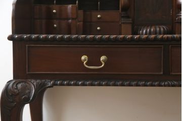 中古　海外輸入家具　マホガニー材　クラシカルな佇まいが魅力的なアンティーク調のデスク(ワークデスク、机、在宅用、在宅ワーク用)(R-078218)