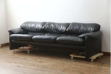 中古　美品　Cassina(カッシーナ)　MARALUNGA(マラルンガ) 675　本革　高級感ある佇まいが目を惹く3人掛けソファ(三人掛け、3P、アームソファ、レザー)(定価約200〜270万円)(R-078219)