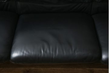 中古　美品　Cassina(カッシーナ)　MARALUNGA(マラルンガ) 675　本革　高級感ある佇まいが目を惹く3人掛けソファ(三人掛け、3P、アームソファ、レザー)(定価約200〜270万円)(R-078219)