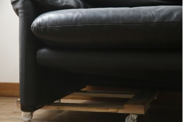 中古　美品　Cassina(カッシーナ)　MARALUNGA(マラルンガ) 675　本革　高級感ある佇まいが目を惹く3人掛けソファ(三人掛け、3P、アームソファ、レザー)(定価約200〜270万円)(R-078219)