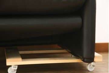 中古　美品　Cassina(カッシーナ)　MARALUNGA(マラルンガ) 675　本革　高級感ある佇まいが目を惹く3人掛けソファ(三人掛け、3P、アームソファ、レザー)(定価約200〜270万円)(R-078219)