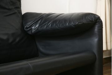 中古　美品　Cassina(カッシーナ)　MARALUNGA(マラルンガ) 675　本革　高級感ある佇まいが目を惹く3人掛けソファ(三人掛け、3P、アームソファ、レザー)(定価約200〜270万円)(R-078219)