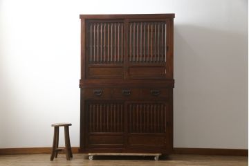 中古　美品　ニレ材　和の空間に取り入れたいシックな二段重ね水屋箪笥(キャビネット、食器棚、戸棚、収納棚、茶箪笥、重ね戸棚)(R-078222)