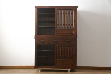 中古　美品　ニレ材　和の空間に取り入れたいシックな二段重ね水屋箪笥(キャビネット、食器棚、戸棚、収納棚、茶箪笥、重ね戸棚)(R-078222)