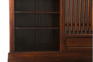 中古　美品　ニレ材　和の空間に取り入れたいシックな二段重ね水屋箪笥(キャビネット、食器棚、戸棚、収納棚、茶箪笥、重ね戸棚)(R-078222)