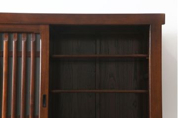 中古　美品　ニレ材　和の空間に取り入れたいシックな二段重ね水屋箪笥(キャビネット、食器棚、戸棚、収納棚、茶箪笥、重ね戸棚)(R-078222)
