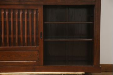中古　美品　ニレ材　和の空間に取り入れたいシックな二段重ね水屋箪笥(キャビネット、食器棚、戸棚、収納棚、茶箪笥、重ね戸棚)(R-078222)