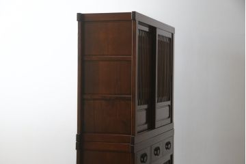 中古　美品　ニレ材　和の空間に取り入れたいシックな二段重ね水屋箪笥(キャビネット、食器棚、戸棚、収納棚、茶箪笥、重ね戸棚)(R-078222)