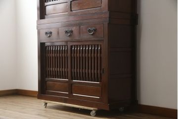 中古　美品　ニレ材　和の空間に取り入れたいシックな二段重ね水屋箪笥(キャビネット、食器棚、戸棚、収納棚、茶箪笥、重ね戸棚)(R-078222)