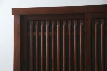 中古　美品　ニレ材　和の空間に取り入れたいシックな二段重ね水屋箪笥(キャビネット、食器棚、戸棚、収納棚、茶箪笥、重ね戸棚)(R-078222)