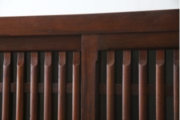 中古　美品　ニレ材　和の空間に取り入れたいシックな二段重ね水屋箪笥(キャビネット、食器棚、戸棚、収納棚、茶箪笥、重ね戸棚)(R-078222)